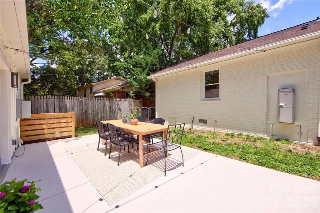 1924 Bentley Place Charlotte NC 28205