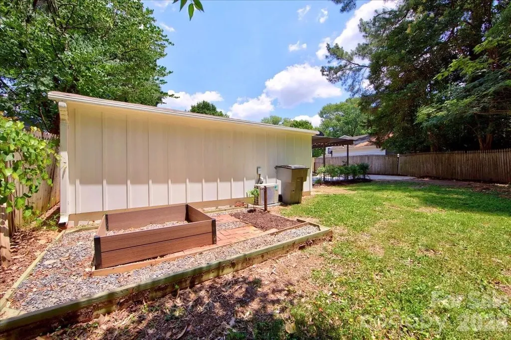 1924 Bentley Place Charlotte NC 28205