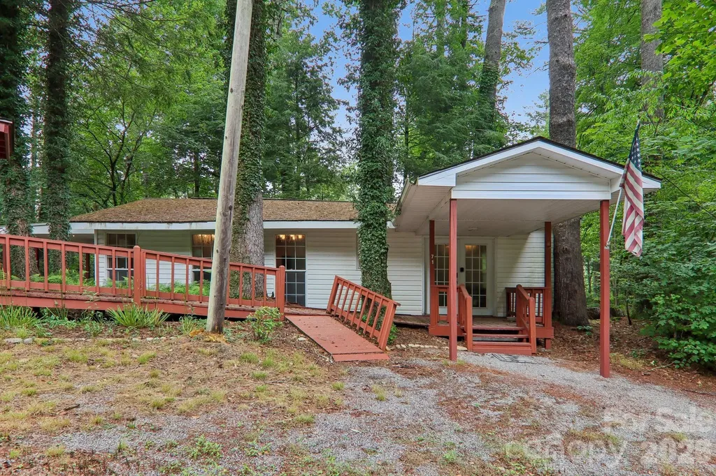 61 Bo Diddly Lane Cedar Mountain NC 28718