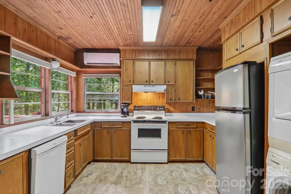 61 Bo Diddly Lane Cedar Mountain NC 28718