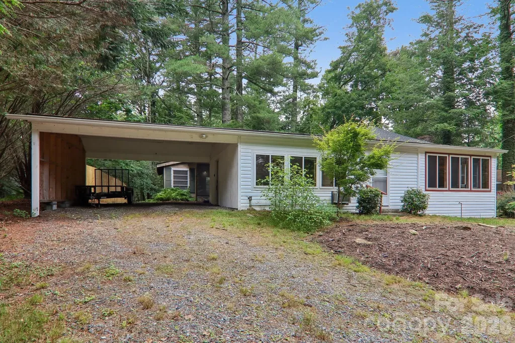 61 Bo Diddly Lane Cedar Mountain NC 28718