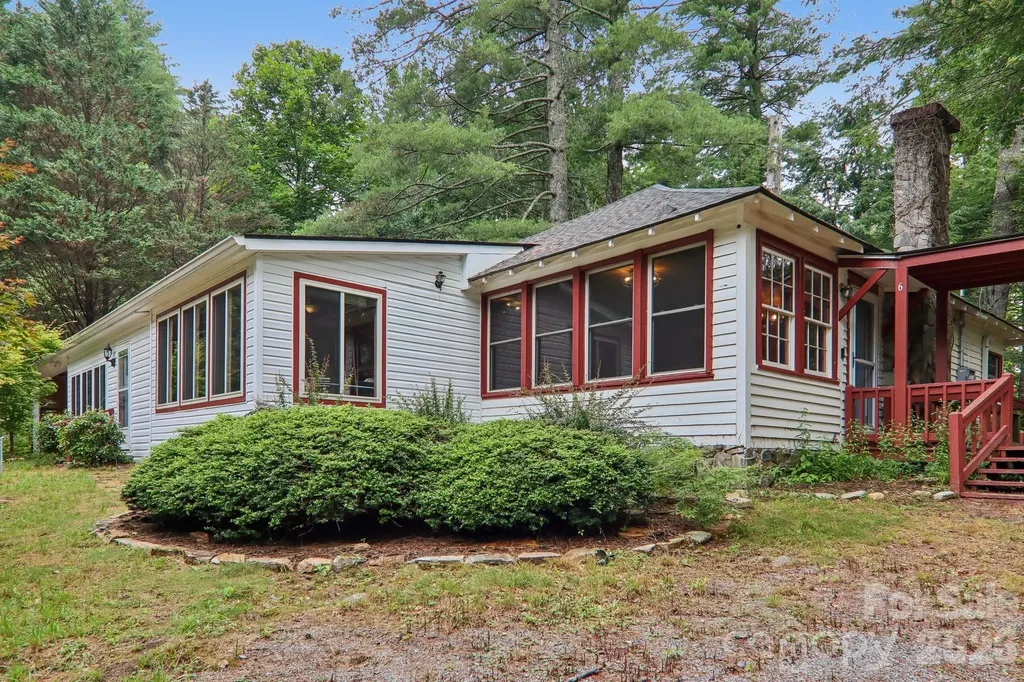61 Bo Diddly Lane Cedar Mountain NC 28718