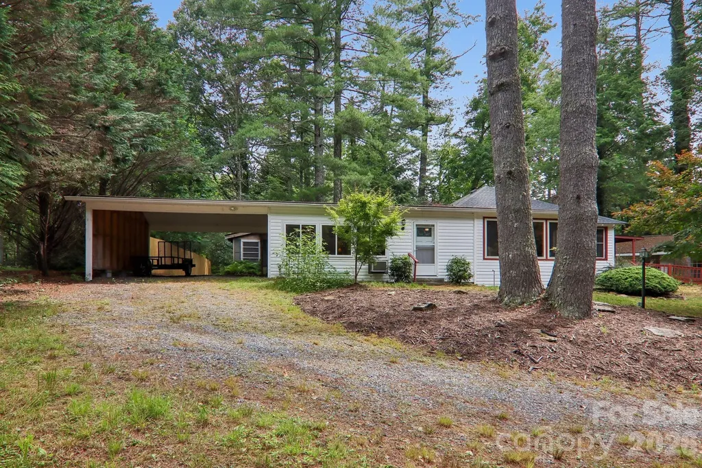 61 Bo Diddly Lane Cedar Mountain NC 28718