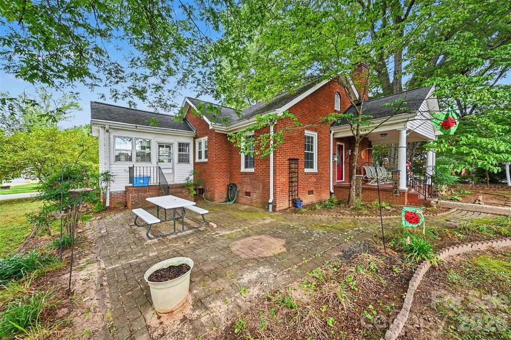 806 S Main Avenue Newton NC 28658