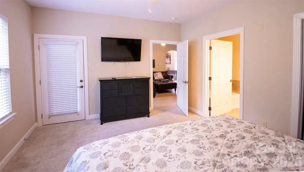 40 Hyannis Drive Asheville NC 28804