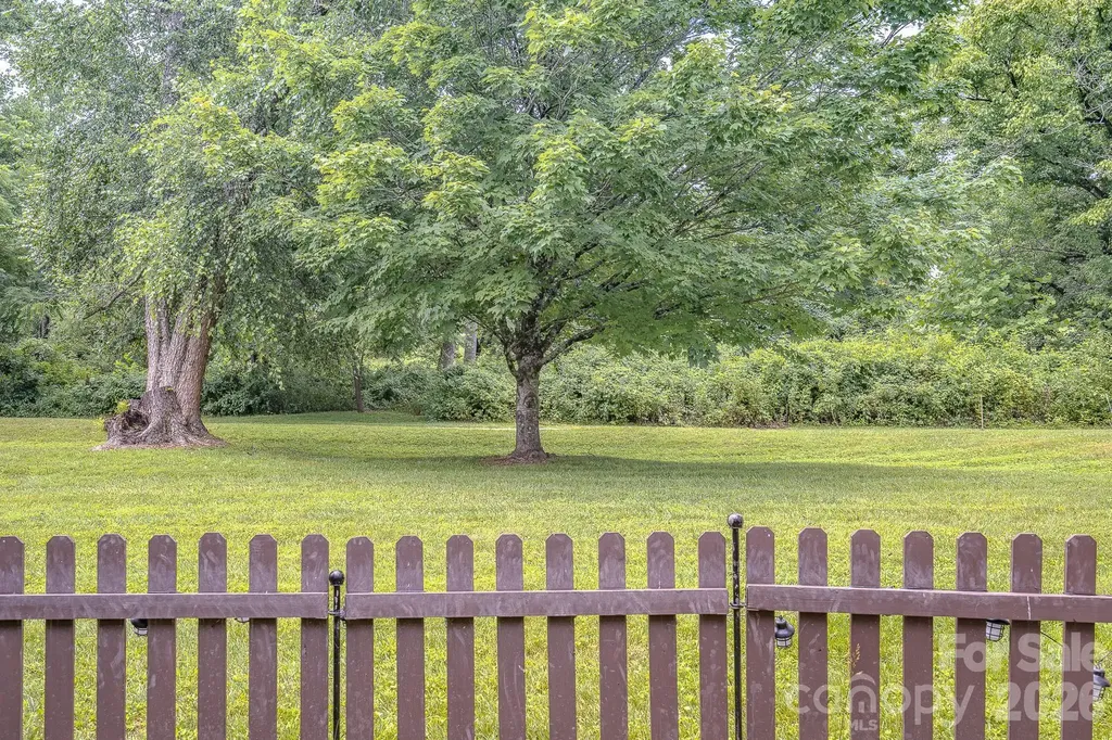 39 N Creekside Court Hendersonville NC 28791