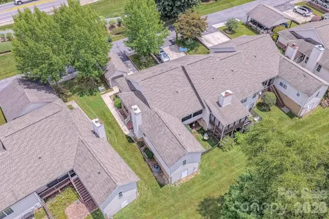 39 N Creekside Court Hendersonville NC 28791