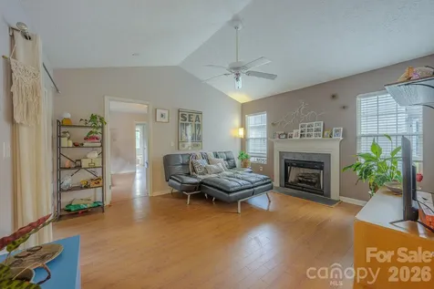 39 N Creekside Court Hendersonville NC 28791