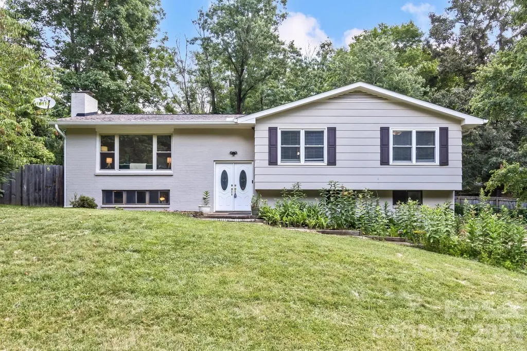 17 Rhododendron Place Asheville NC 28805