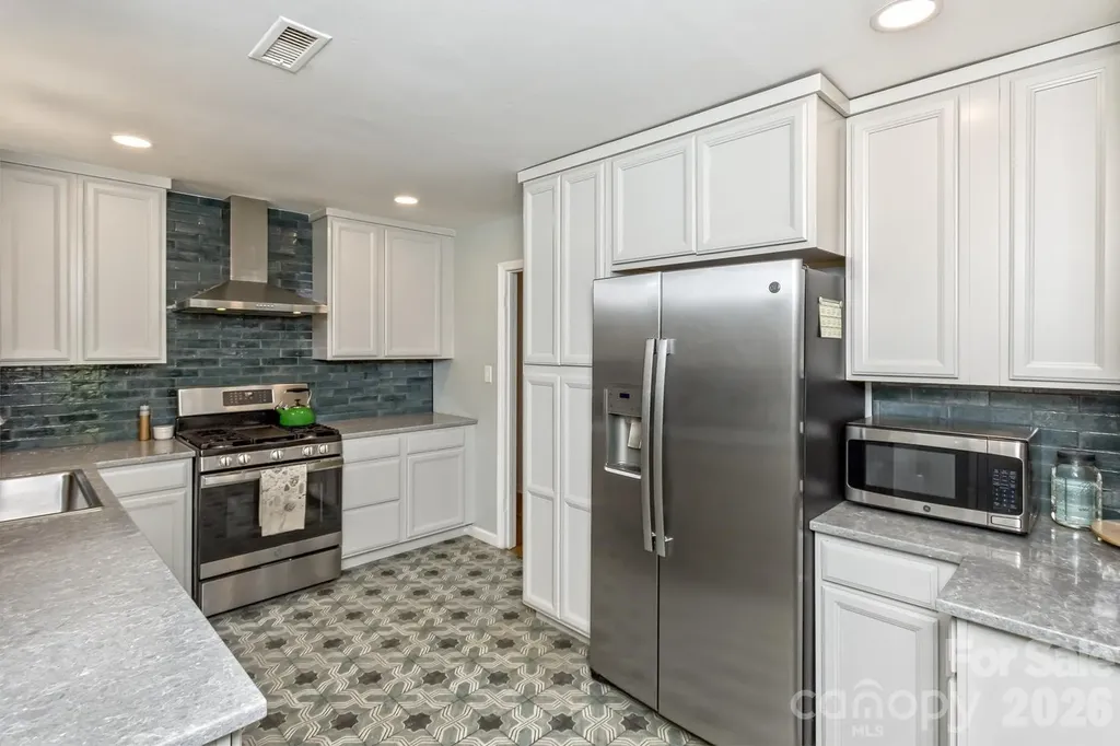 17 Rhododendron Place Asheville NC 28805
