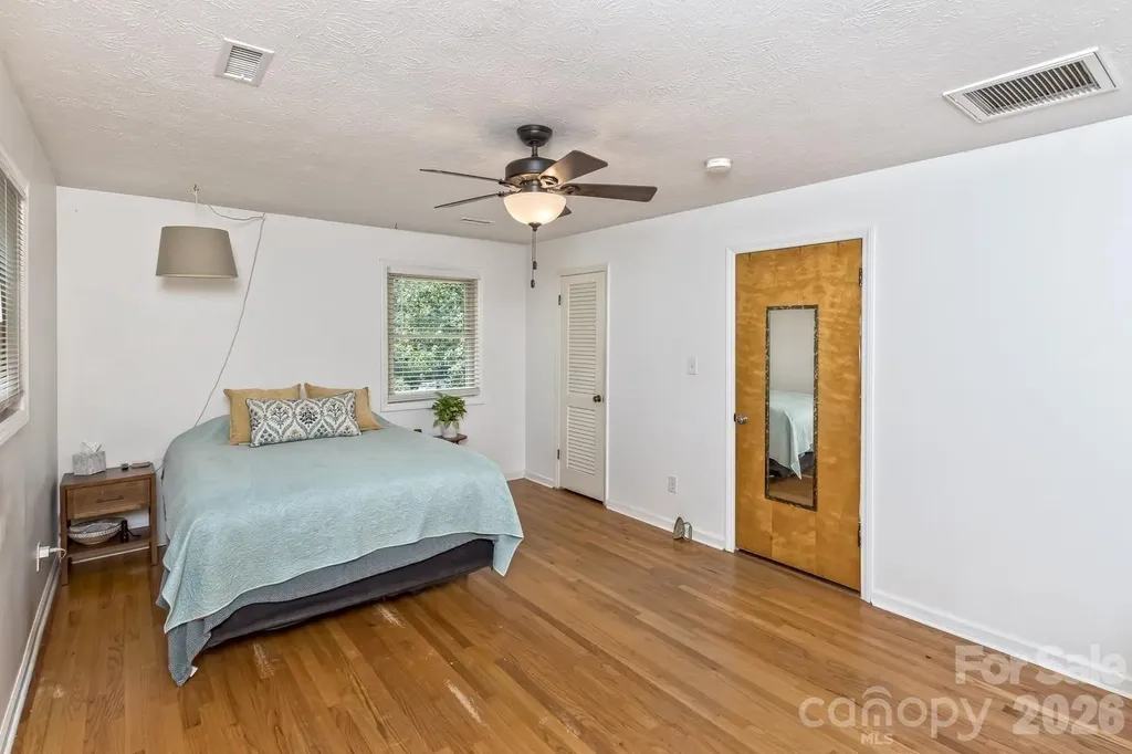 17 Rhododendron Place Asheville NC 28805
