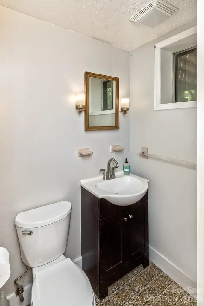 17 Rhododendron Place Asheville NC 28805