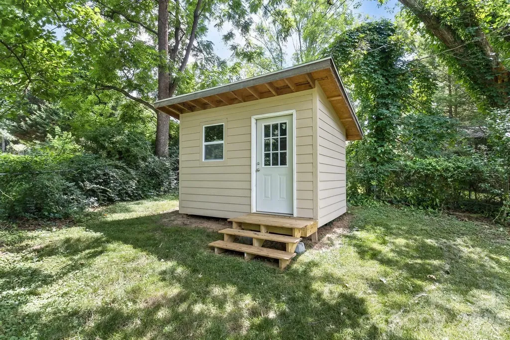 17 Rhododendron Place Asheville NC 28805