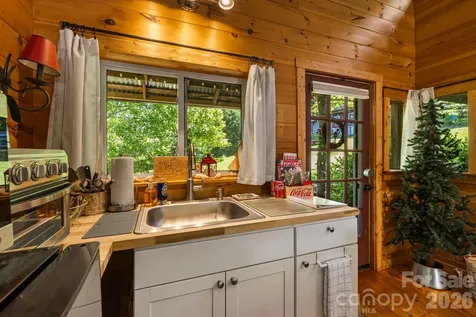 107 111 Hougie Heaven Lane Franklin NC 28734