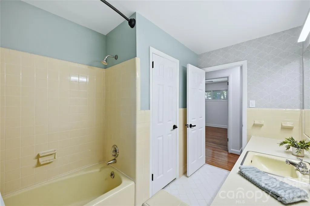 7008 Linda Lake Drive Charlotte NC 28215