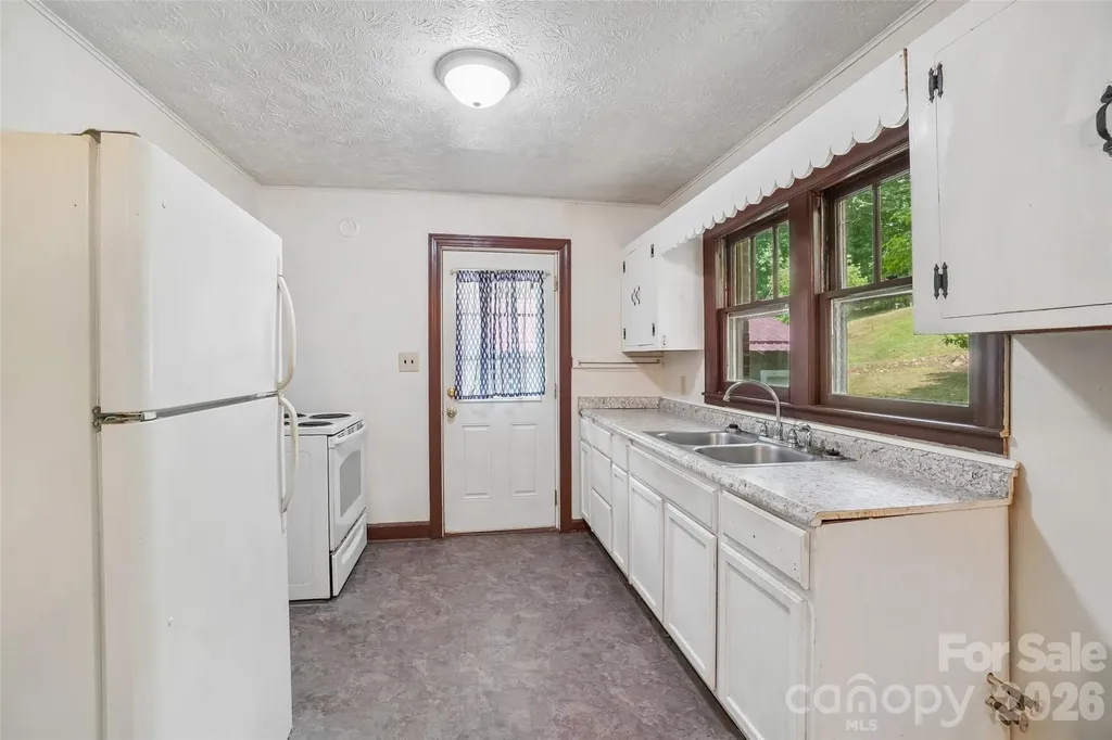 611 Reeves Cove Road Candler NC 28715