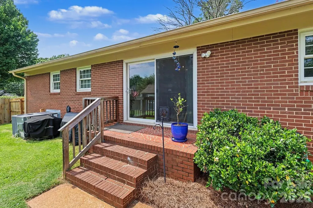 3330 Woodleaf Road Charlotte NC 28205