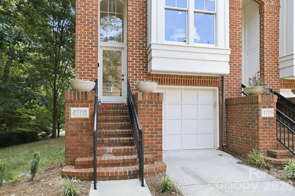 4703 S Hill View Drive Charlotte NC 28210