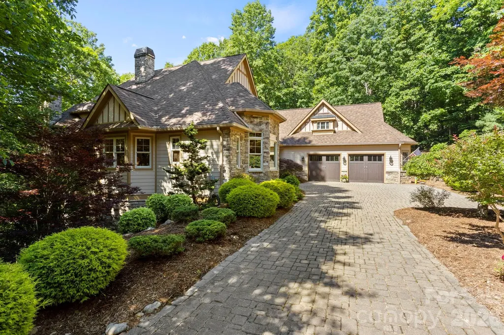 132 Pinnacle Peak Lane Flat Rock NC 28731