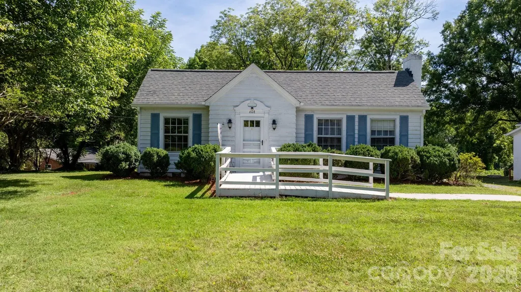 608 1st Street W Conover NC 28613