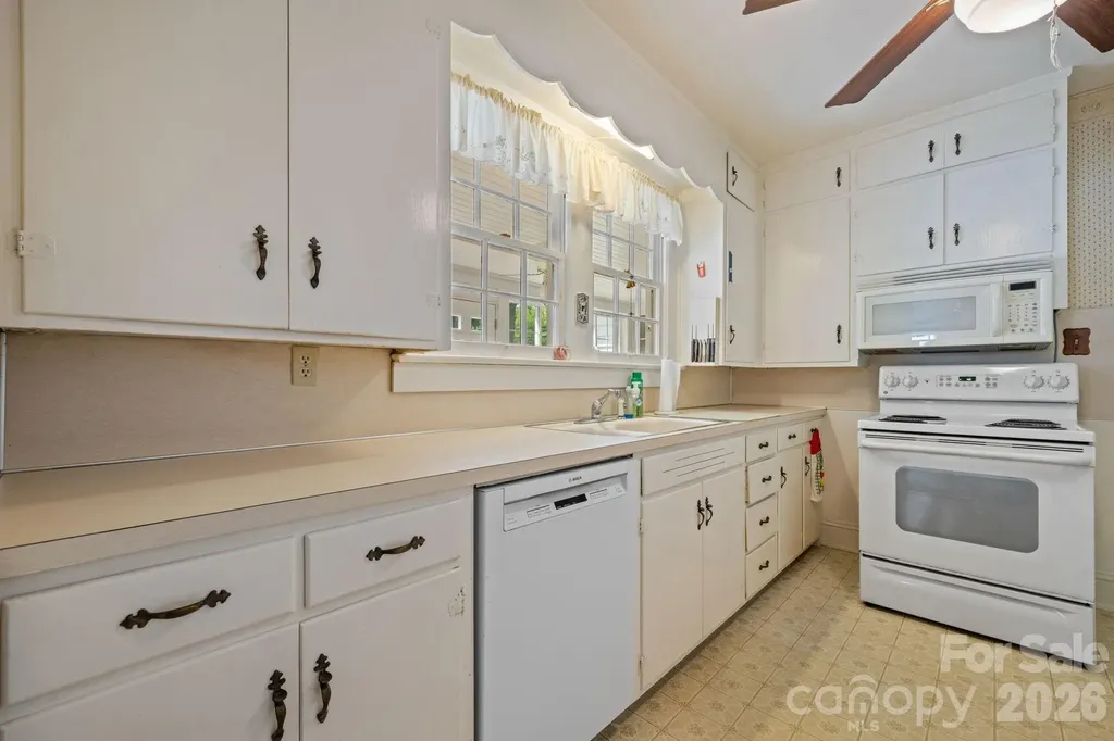 608 1st Street W Conover NC 28613