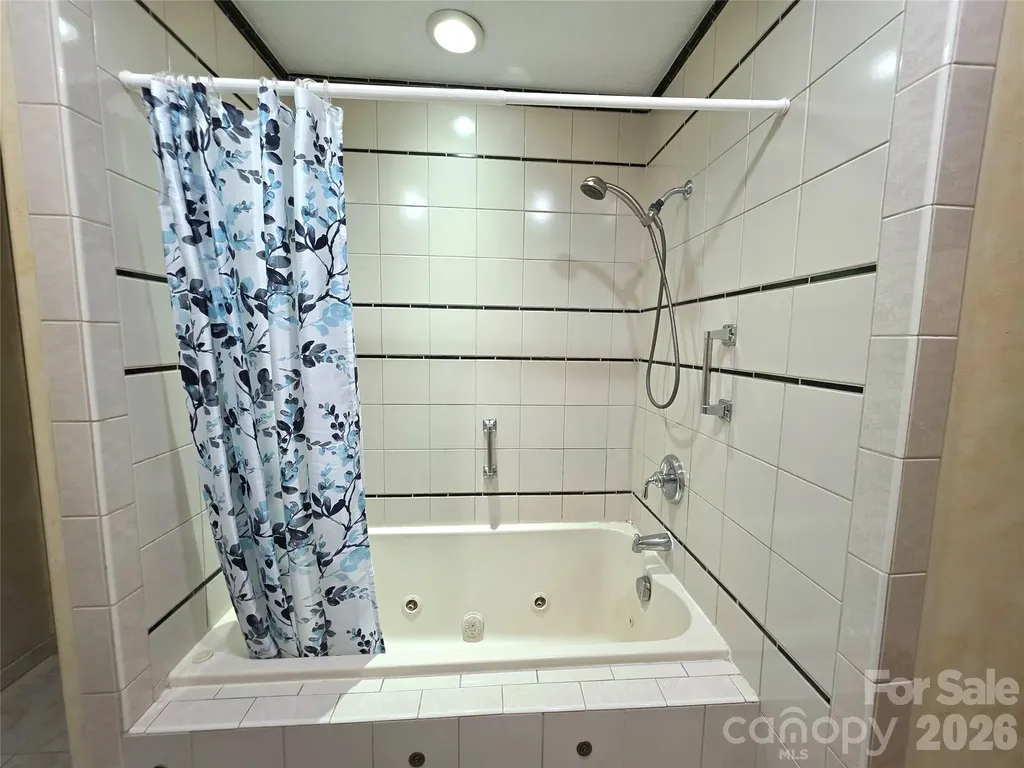 111 W Kindy Forest Drive Hendersonville NC 28739