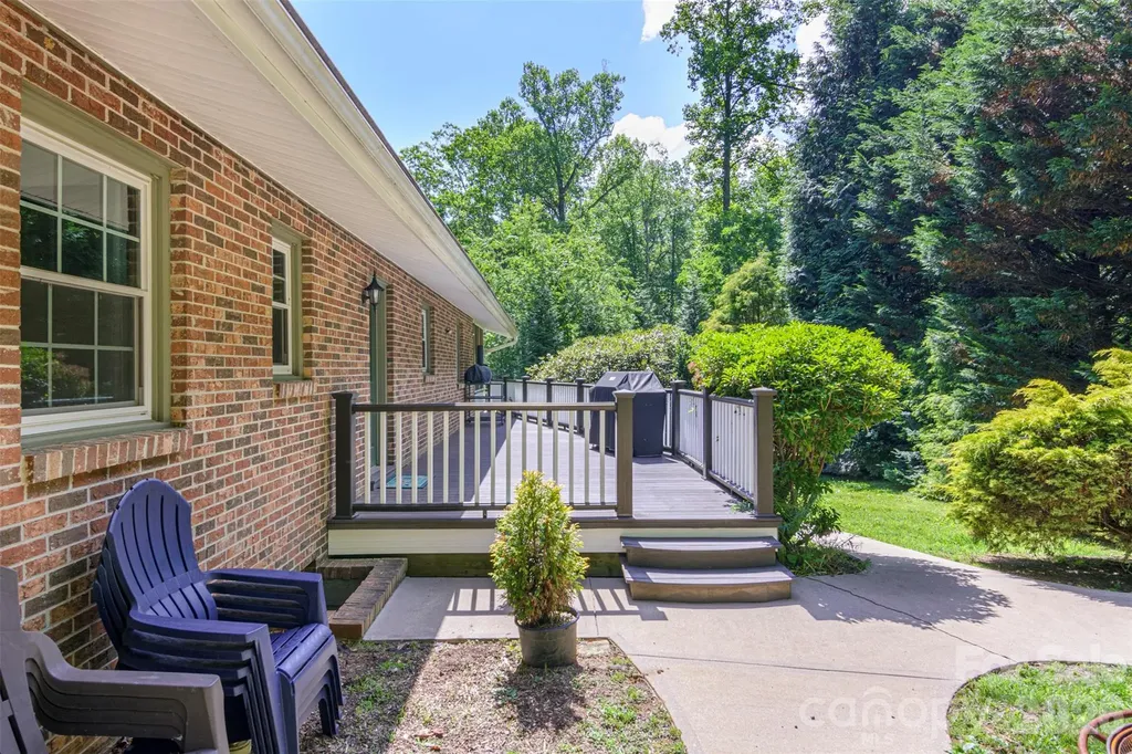 111 W Kindy Forest Drive Hendersonville NC 28739