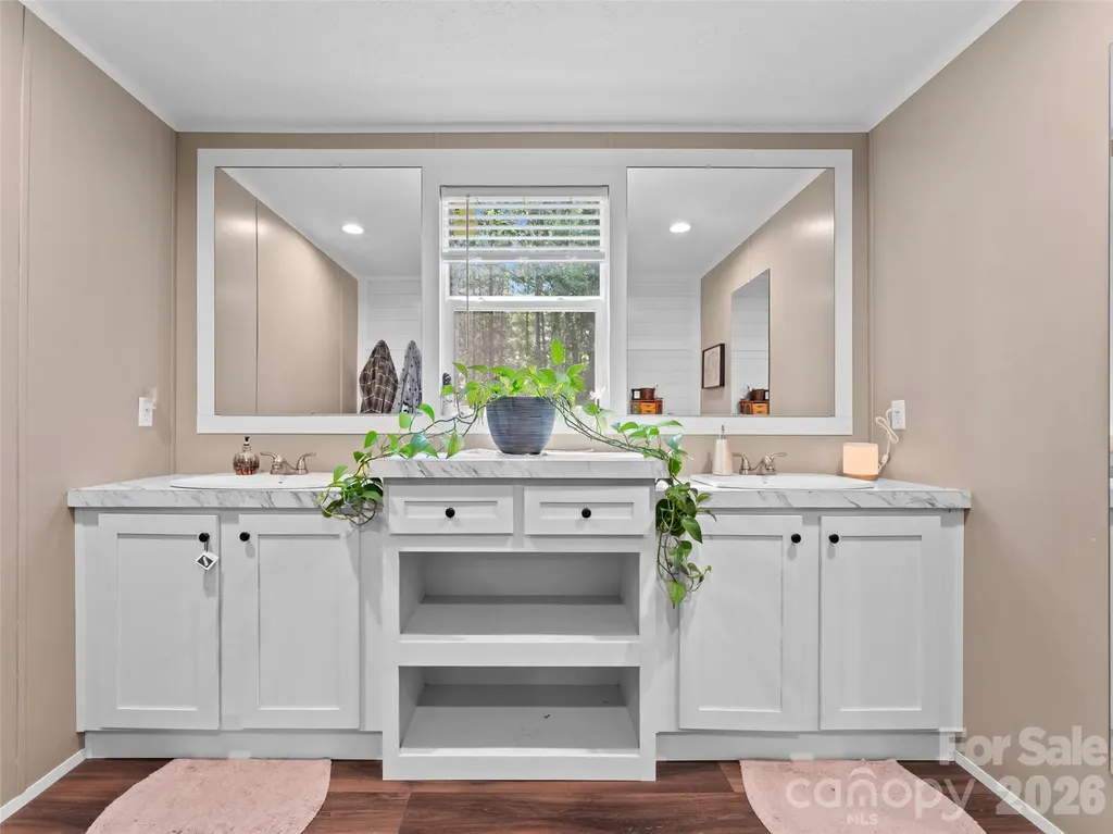 64 Tupper Lane Hendersonville NC 28792