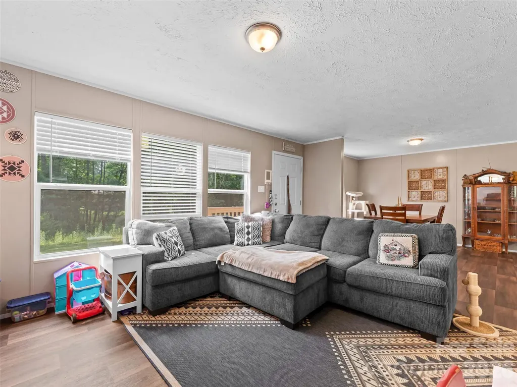 64 Tupper Lane Hendersonville NC 28792