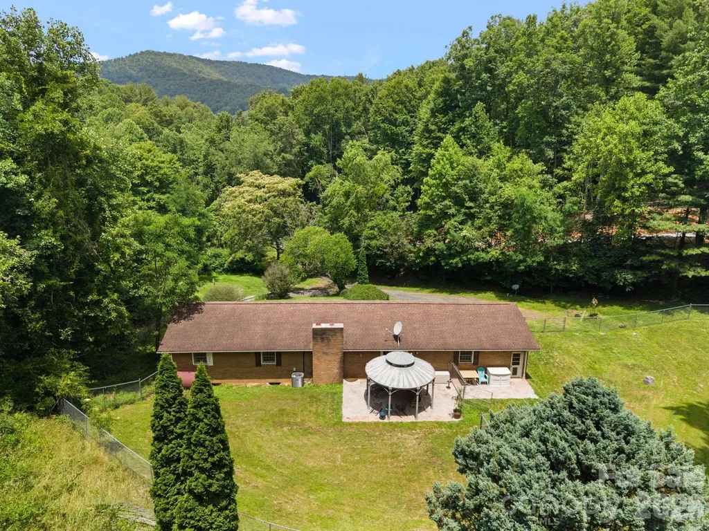 528 Baccus Siding Road Green Mountain NC 28740