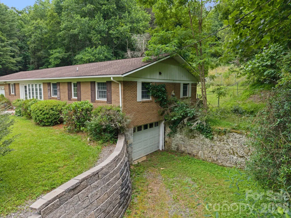 528 Baccus Siding Road Green Mountain NC 28740