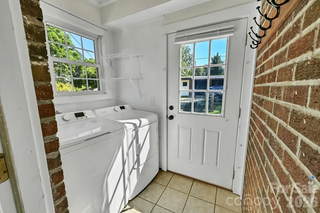 10 Enka Oak Street Candler NC 28715
