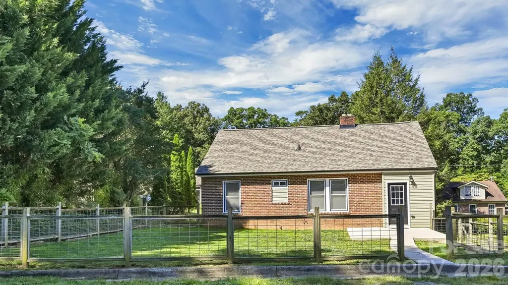 10 Enka Oak Street Candler NC 28715