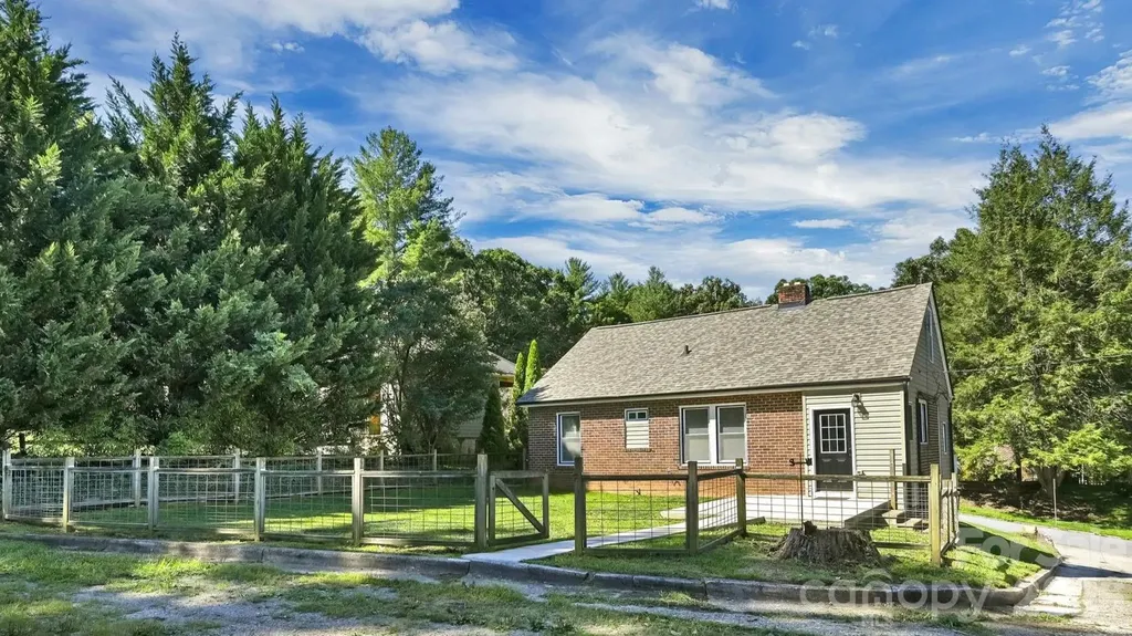 10 Enka Oak Street Candler NC 28715