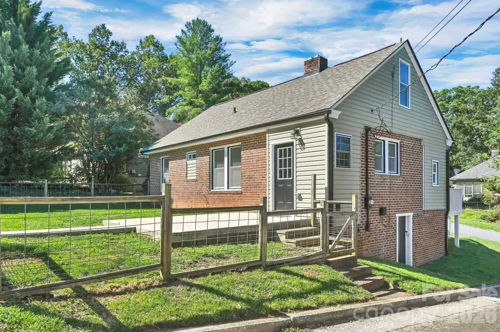 10 Enka Oak Street Candler NC 28715