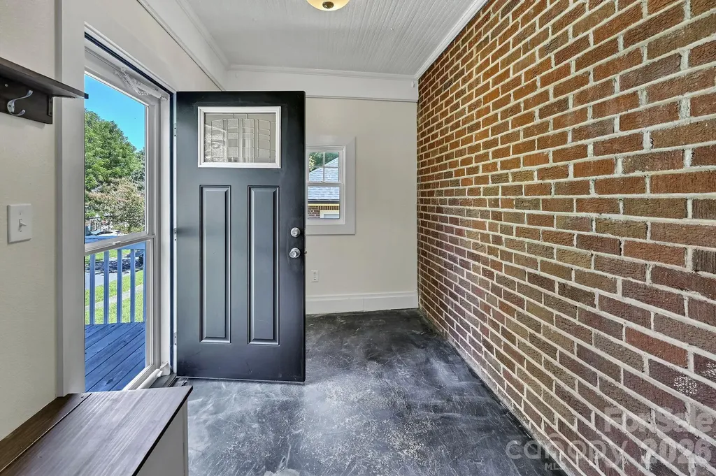 10 Enka Oak Street Candler NC 28715