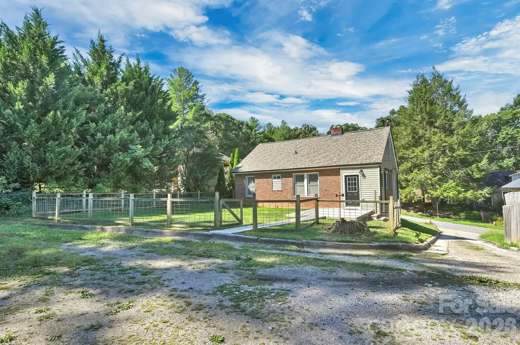 10 Enka Oak Street Candler NC 28715