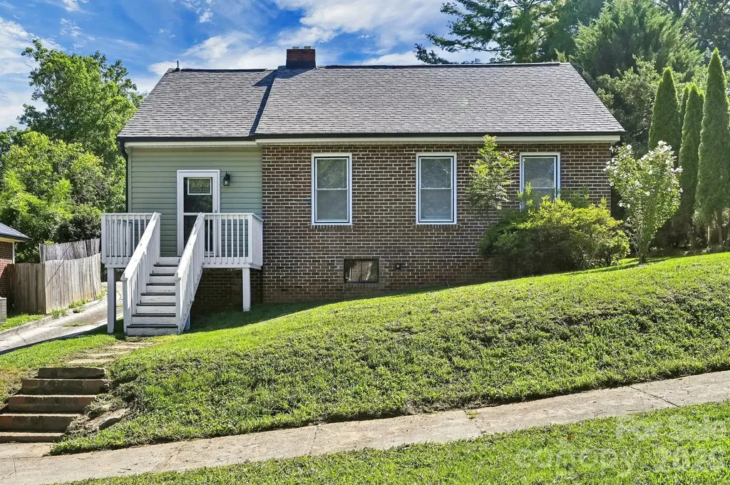10 Enka Oak Street Candler NC 28715