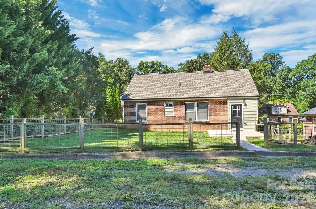 10 Enka Oak Street Candler NC 28715