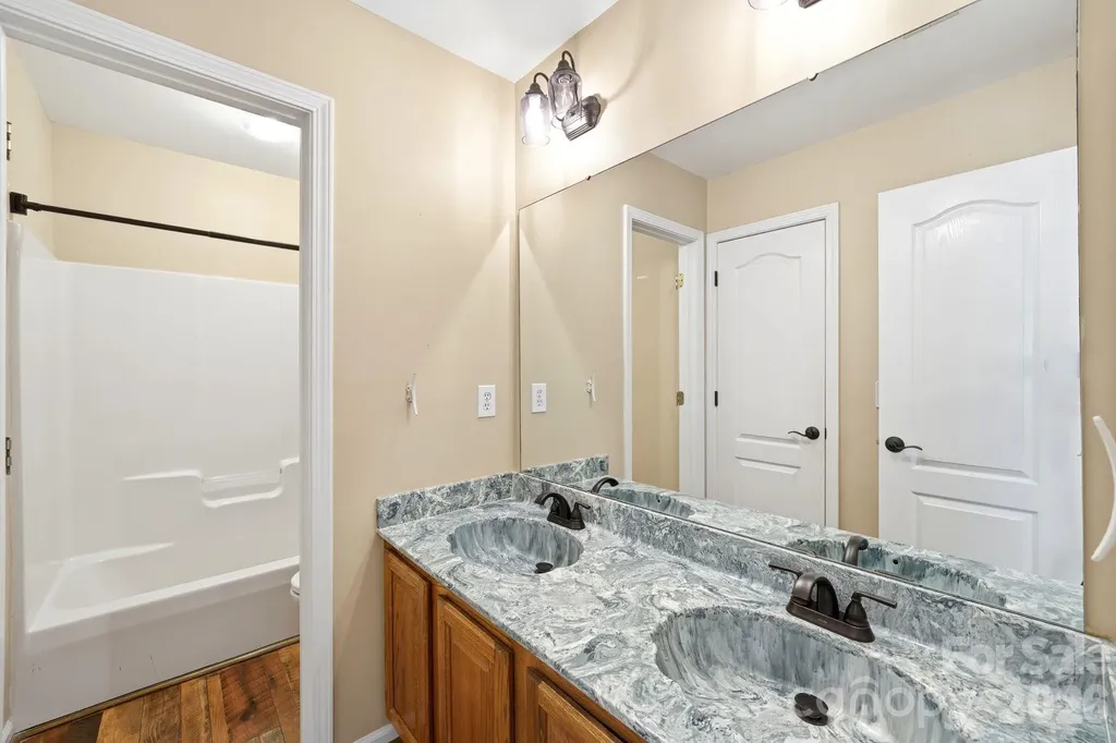 6821 Hollow Oak Drive Charlotte NC 28227