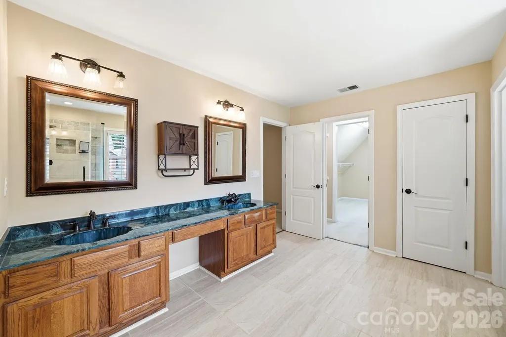 6821 Hollow Oak Drive Charlotte NC 28227