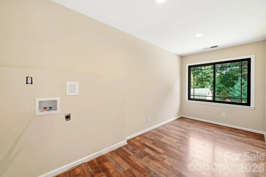 6821 Hollow Oak Drive Charlotte NC 28227