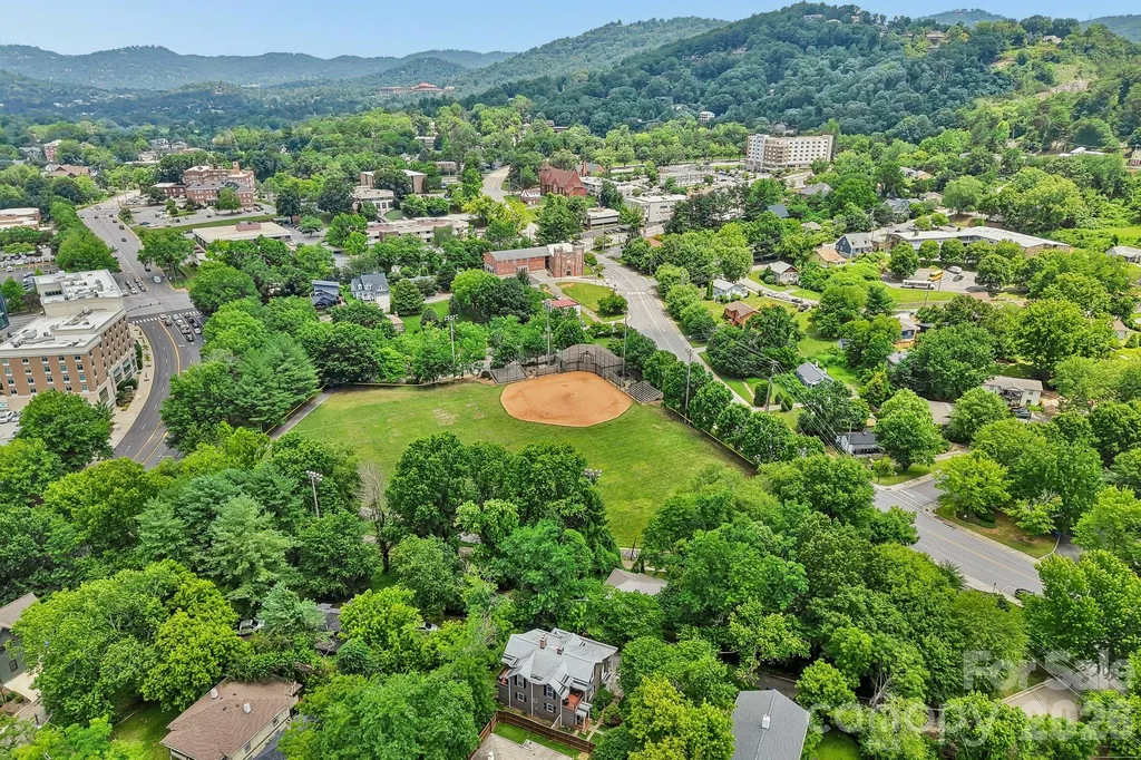23 Tuskeegee Street Asheville NC 28801