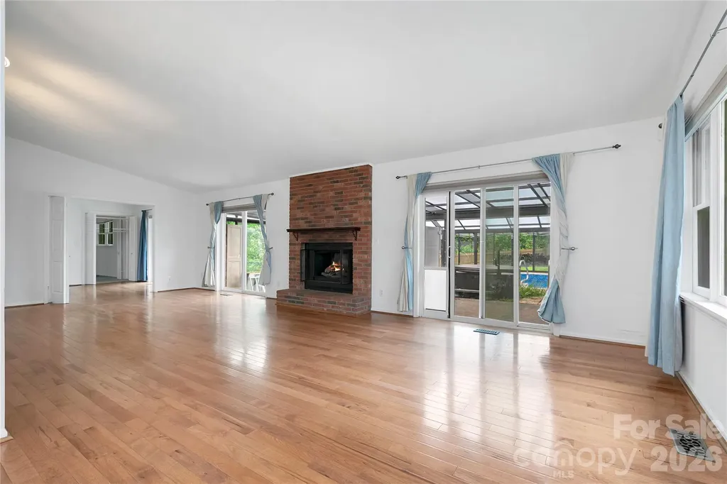 138 Surry Lane Hendersonville NC 28791