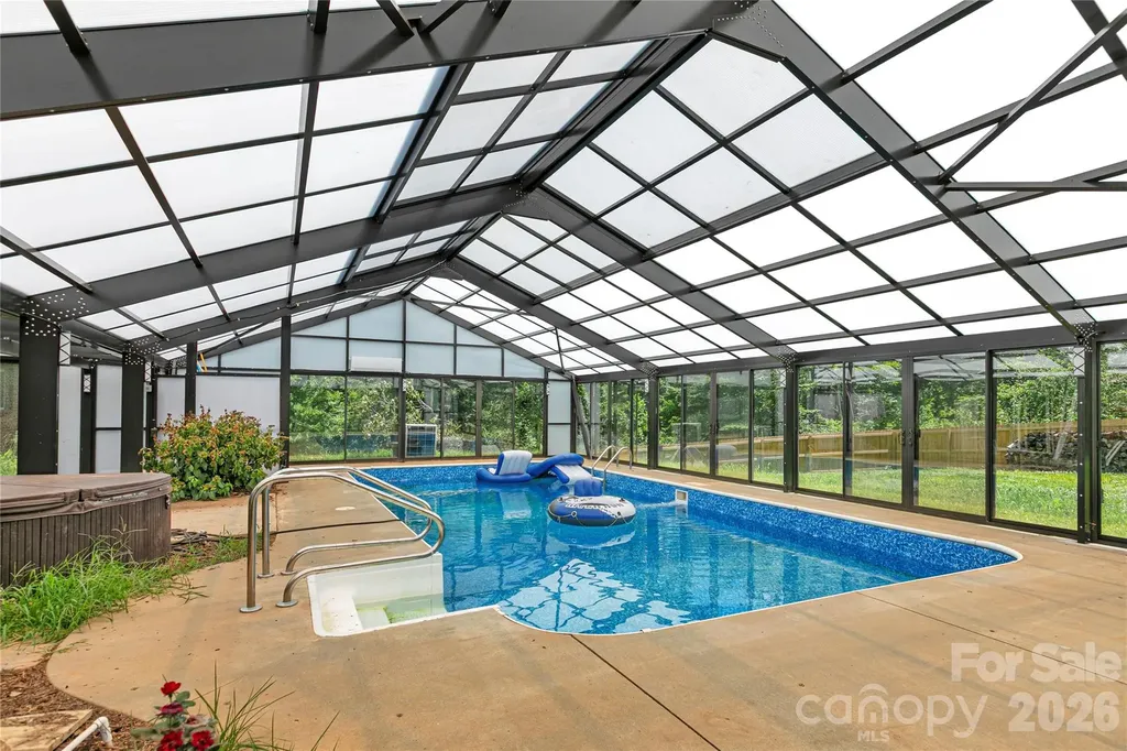 138 Surry Lane Hendersonville NC 28791