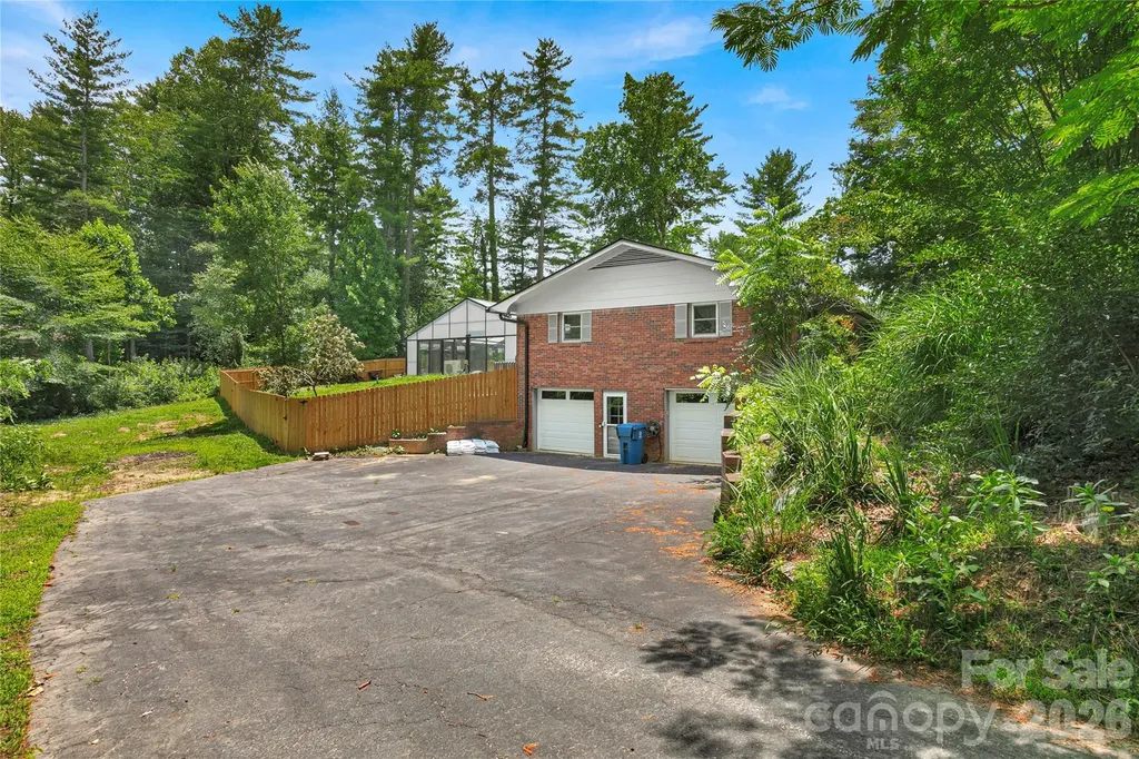 138 Surry Lane Hendersonville NC 28791