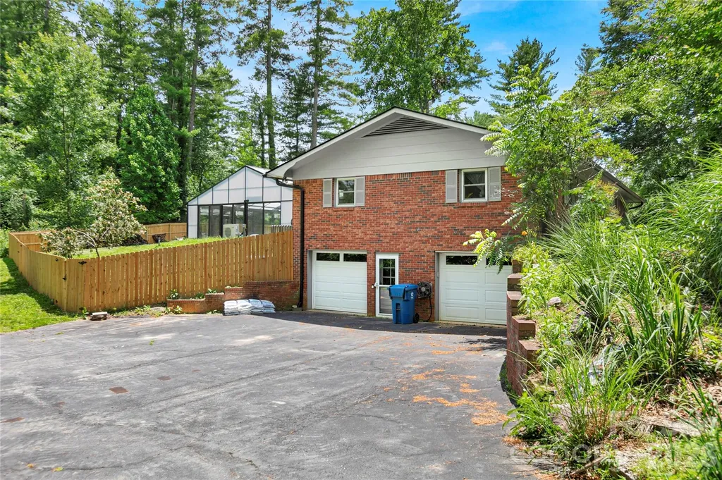 138 Surry Lane Hendersonville NC 28791