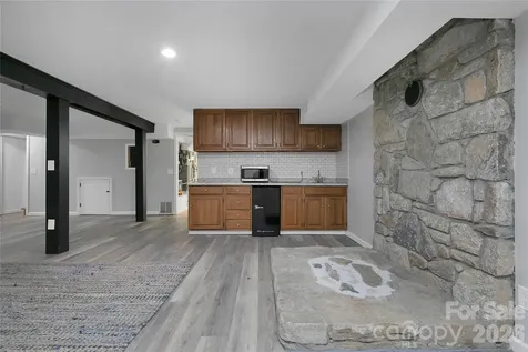 138 Surry Lane Hendersonville NC 28791