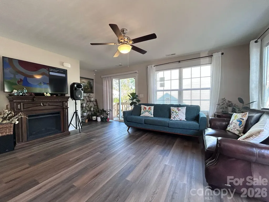 606 E Carpenter Street Dallas NC 28034