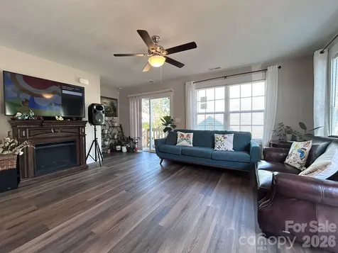606 E Carpenter Street Dallas NC 28034